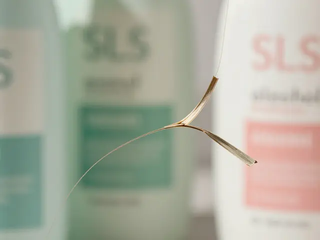 Co rozpustí vlasy? Všechno, co potřebujete vědět o rozpouštědlech a jejich účincích na vlasy